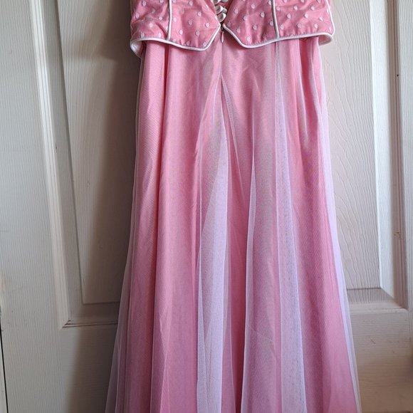 Dresses - Picture 4 of 16